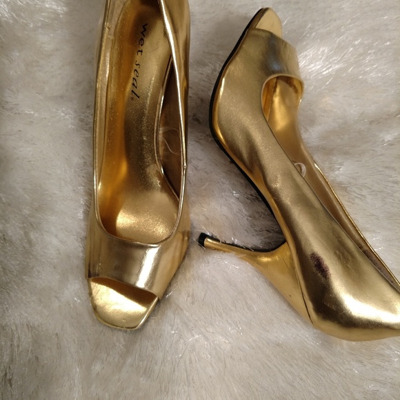 Shoes - Picture 2 of 3